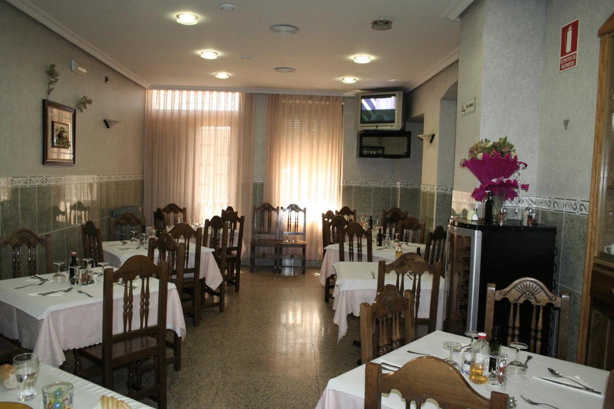 Hostal Restaurante Raton Paredes de Nava Dış mekan fotoğraf