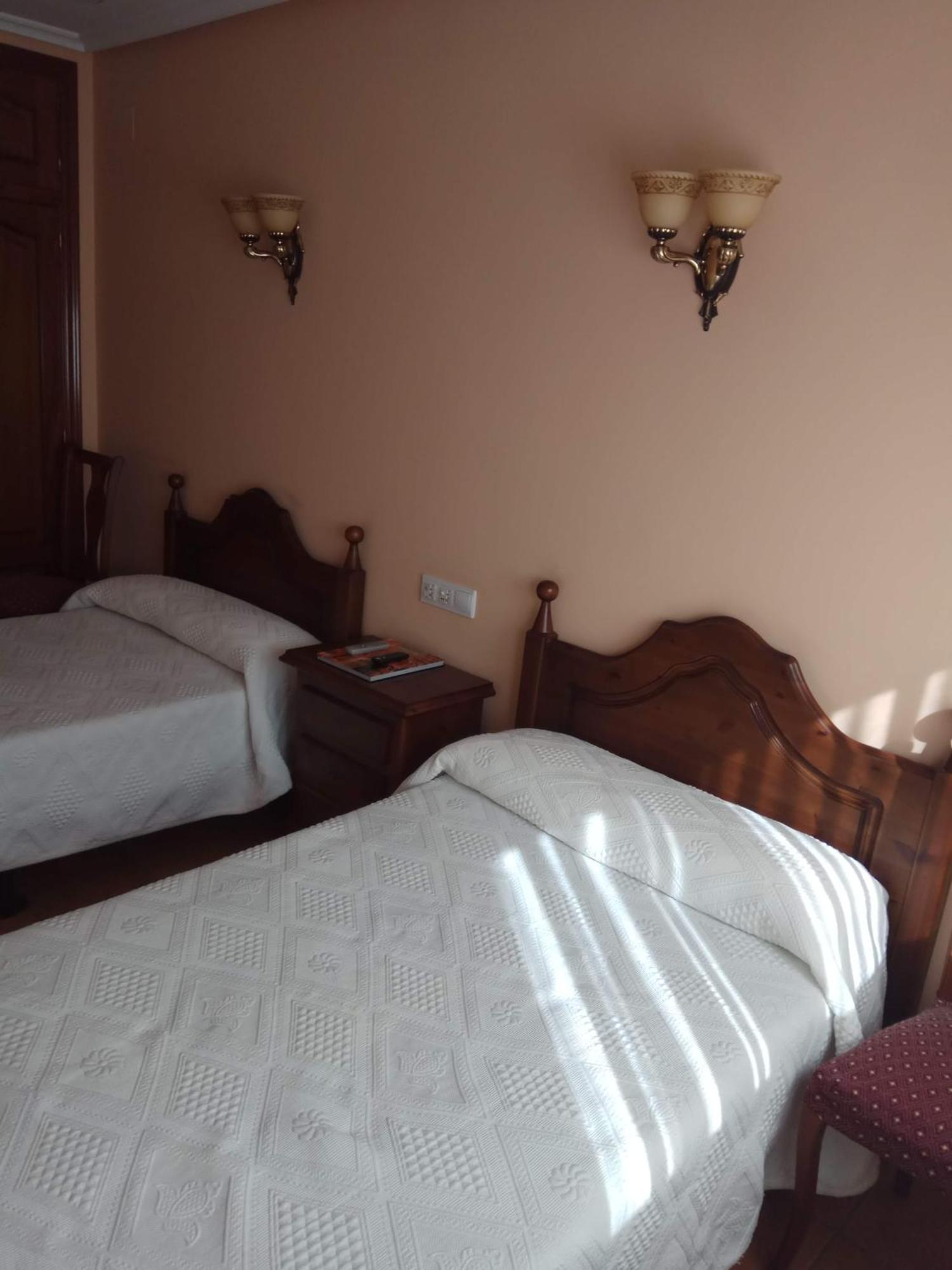 Hostal Restaurante Raton Paredes de Nava Dış mekan fotoğraf